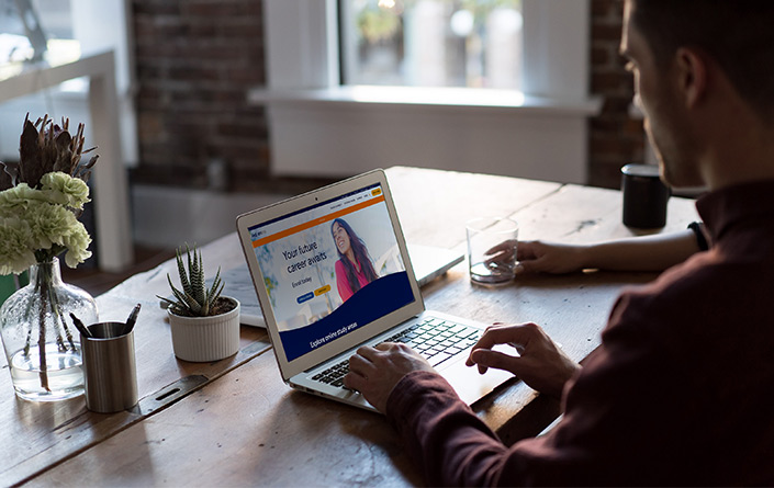How to Choose Between Studying an Online vs On-Campus Degree